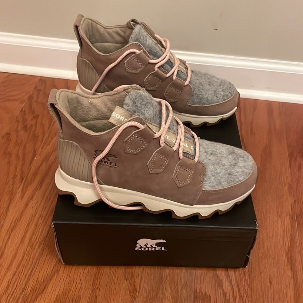 Brand New With Tags - Sorel Kinetic Caribou sneakers in Sandy Tan